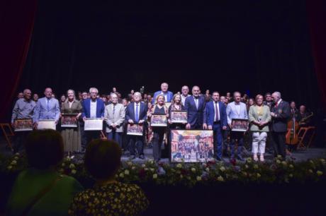 El Diputación recibe un reconocimiento de la banda de música de Tarancón en la celebración de su centenario