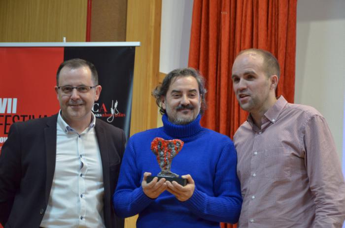 Carlos Augusto Casas recibe la estatuilla del Premio Tormo-Masfarné