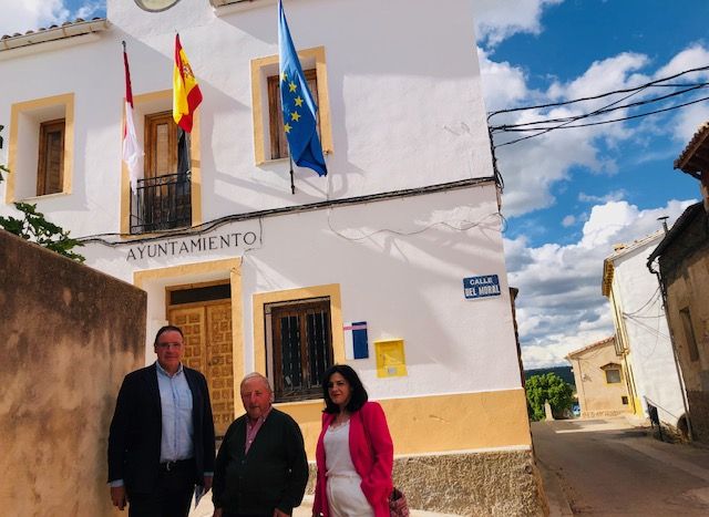 Prieto pide que “no se deje morir a los pueblos” y comienza su campaña en el municipio más pequeño de Cuenca, Arandilla del Arroyo