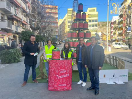 No te pierdas el árbol navideño de 4 metros formado por miniglús instalado en la Plaza de la Constitución