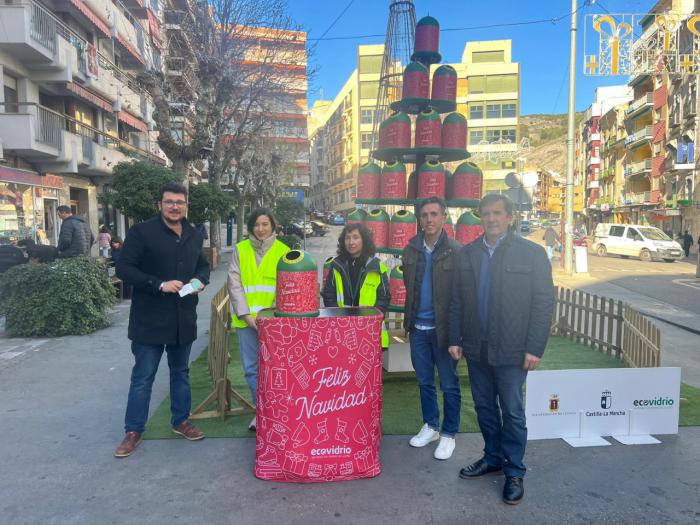 No te pierdas el árbol navideño de 4 metros formado por miniglús instalado en la Plaza de la Constitución