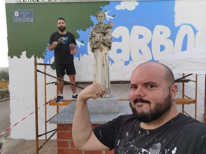 Carboneras de Guadazaón estrena mural decorativo en sus calles para embellecer el pueblo y como reclamo turístico