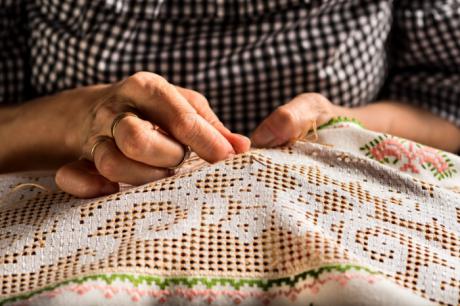 Firmas de moda, atraídas por los bordados artesanos de Castilla-La Mancha