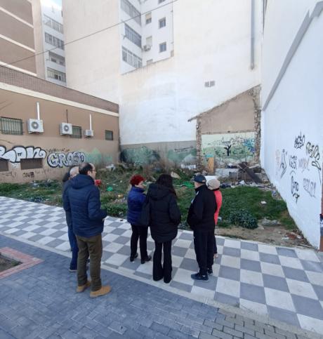 Solicitan al Ayuntamiento acabar con el “basurero” ocasionado en el barrio de San Fernando, así como el arreglo de su plaza