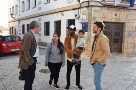 Diputación, el Ayuntamiento de Belmonte y el Secretario de Reto Demográfico mantienen una reunión con las familias del Proyecto Arraigo