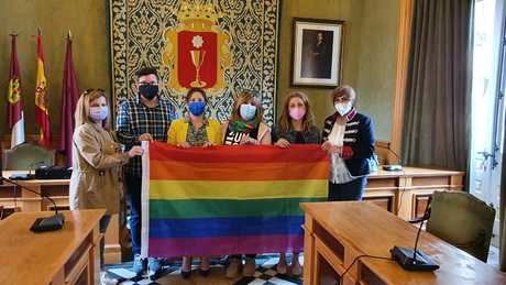 El Ayuntamiento se suma a la conmemoración del Día Internacional Contra la Homofobia, la Bifobia y la Transfobia