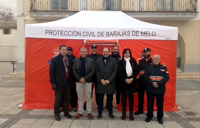La Junta entrega una tienda de campaña de primeros auxilios a la Agrupación de Protección Civil de Barajas de Melo