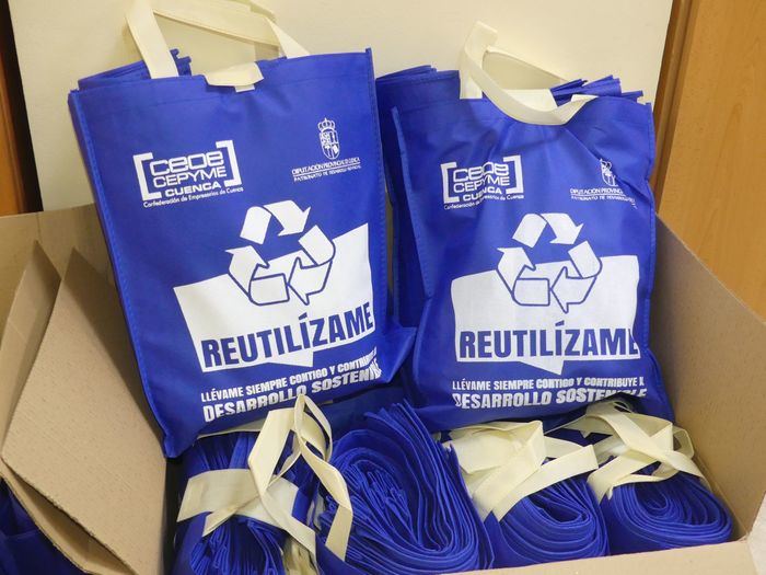 La Confederación de Empresarios distribuirá bolsas de tela entre sus asociados para reducir el uso de las de plástico