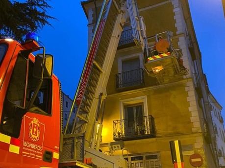 Revisión de cornisas, arreglos en el acerado y calzadas e instalación de señalética: los servicios municipales preparan la Semana Santa