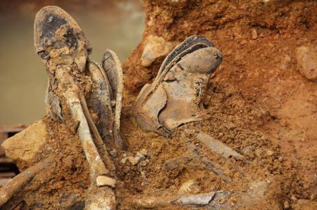Botas descubiertas en los trabajos de exhumación en la finca El Contadero, en Chillón (Ciudad Real). Fuente: ARMH