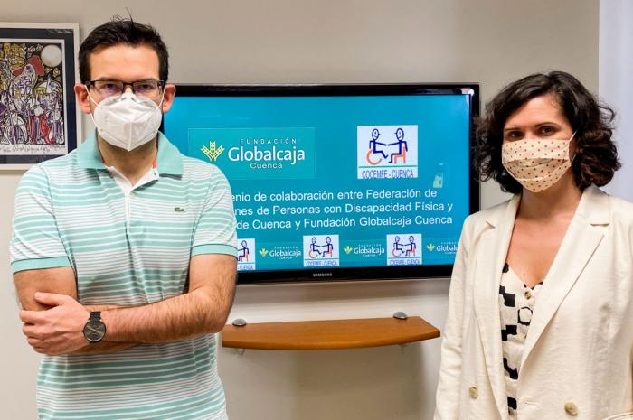 Momento de la entrega del convenio, con el presidente de COCEMFE Cuenca, Alejandro Martínez, y la directora de la Fundación Globalcaja Cuenca, Henar de la Sierra