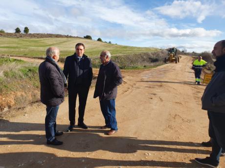 El presidente de la Diputación acude al inicio de las obras del camino que une Jábaga y Chillarón