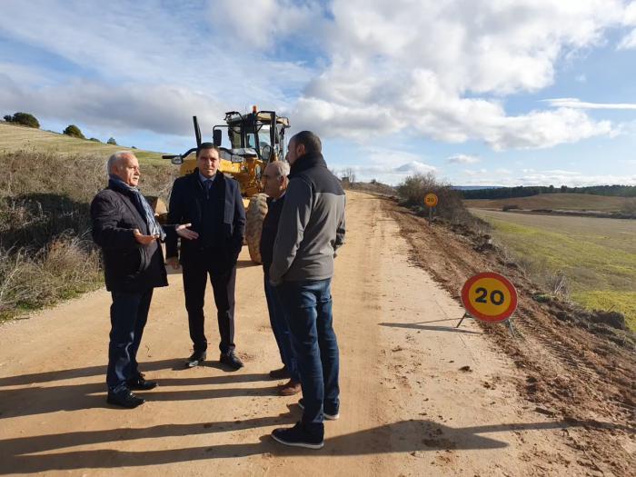 El presidente de la Diputación acude al inicio de las obras del camino que une Jábaga y Chillarón