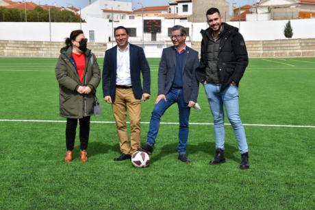 Se invierten 168.000 euros en renovar el césped artificial del campo de fútbol de Motilla del Palancar