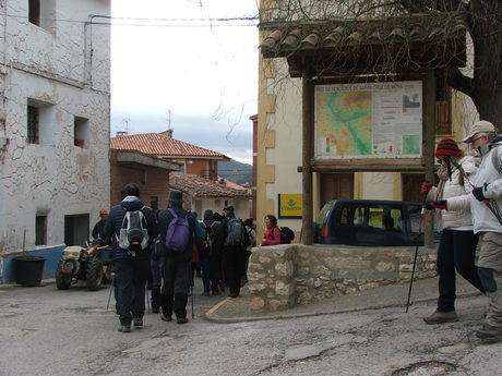 Unos 30 senderistas participaron en Santa Cruz de Moya en la primera cita del Campus de la Diputación