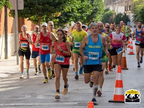 María José Engra y Antonio Cerezo saborean el triunfo en la Carrera Popular Villa de Honrubia