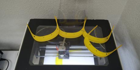 Un grupo del voluntarios y el Ayuntamiento moteño se suman a la fabricación de pantallas protectoras con impresoras 3D