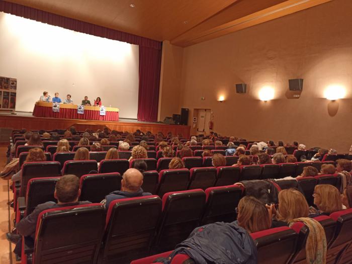 Javier Cercas presenta el último libro de su trilogía en Iniesta delante de 180 personas gracias al programa 'Los libros viajan por la provincia'