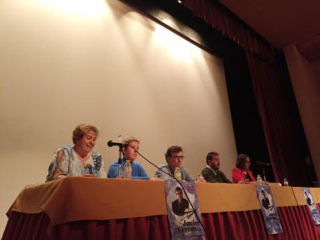 Javier Cercas presenta el último libro de su trilogía en Iniesta delante de 180 personas gracias al programa "Los libros viajan por la provincia"