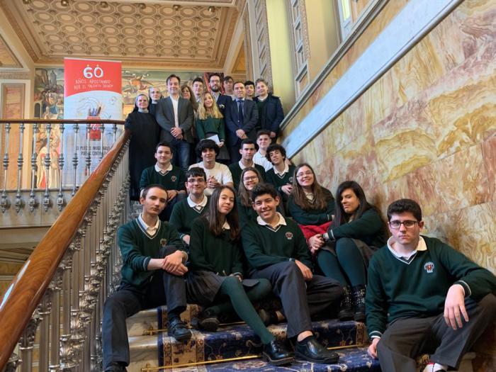 Martínez Chana recibe a la joven conquense ganadora del concurso regional de relatos cortos impulsado por Coca-Cola