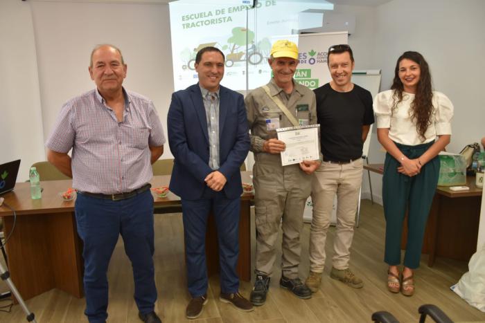 Clausurada la primera edición de la Escuela de Tractoristas