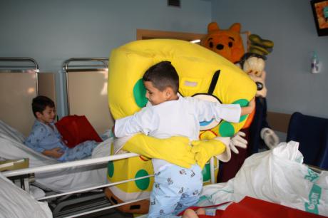 Los niños ingresados en Pediatría, protagonistas de la Navidad en el Hospital Virgen de la Luz