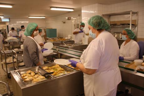 El Servicio de Cocina del Virgen de la Luz ha adaptado y diseñado nuevos menús para los pacientes afectados por Covid-19
