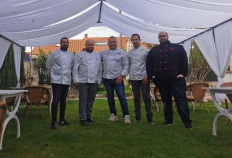 Más de cincuenta cocineros rinden homenaje a la Harina de Almortas en el libro ‘’Gachas Y Amigos’’.