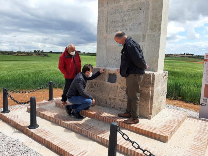 La Diputación colabora con el Ayuntamiento de Castillo de Garcimuñoz para restaurar la cruz de Jorge Manrique
