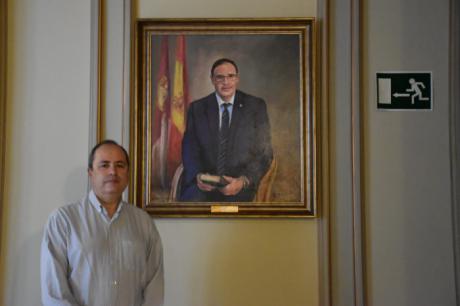 El cuadro de Benjamín Prieto pintado por José María Albareda ya está colgado en las paredes del Palacio Provincial