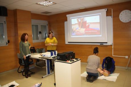 Los alumnos del módulo de prácticas de Técnicos de Cuidados de Enfermería participan en un curso de reanimación cardiopulmonar