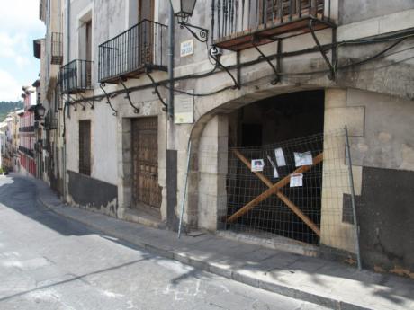 Los propietarios del inmueble causante de los desprendimientos en la calle Bajada de San Juan tienen 48 horas para instalar una barrera de protección