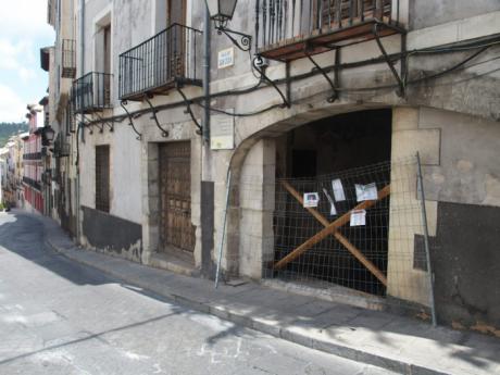 Los propietarios del inmueble causante de los desprendimientos en la calle Bajada de San Juan tienen 48 horas para instalar una barrera de protección