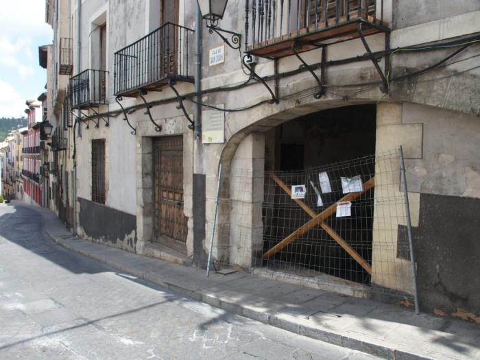 Los propietarios del inmueble causante de los desprendimientos en la calle Bajada de San Juan tienen 48 horas para instalar una barrera de protección