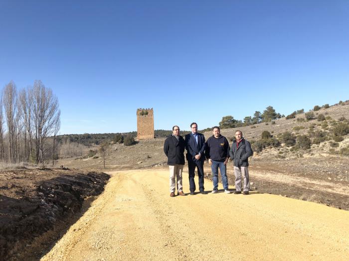 Diputación acondiciona el camino de acceso a la Torre Barrachina de Villar del Humo
