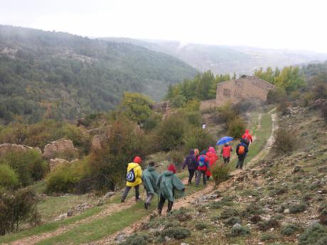 El campus de senderismo de la Diputación se desarrolla en medio del paisaje otoñal del “Sendero de las Dehesas”