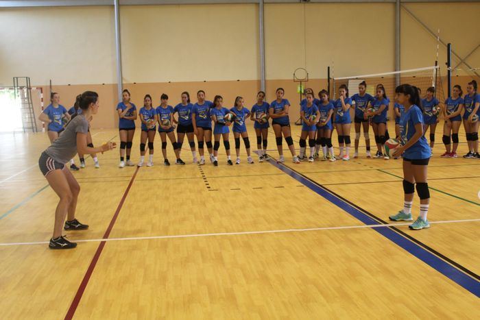 30 niñas participan en el segundo Campus de Voleibol de Iniesta