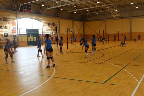 30 niñas participan en el segundo Campus de Voleibol de Iniesta