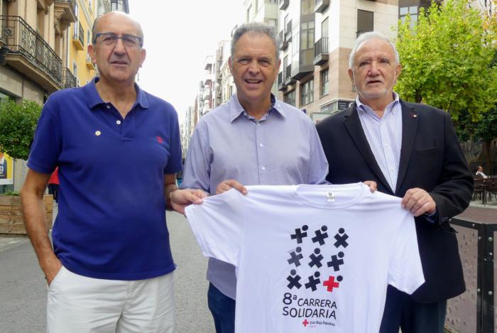 Caparros da a conocer la camiseta de la VIII Carrera Solidaria de Cruz Roja Cuenca