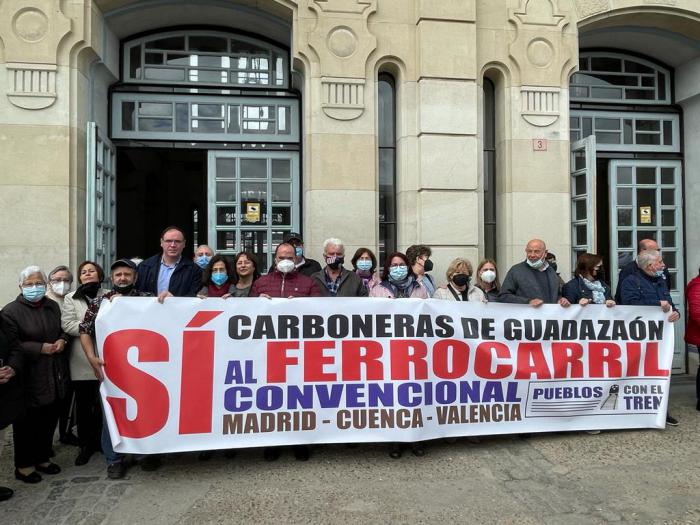 Más de medio centenar de vecinos de Carboneras viaja a Aranjuez para unirse a otra manifestación contra el cierre del tren