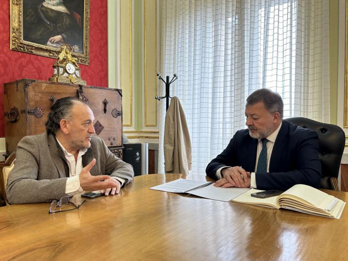 Dolz conoce la programación en la que trabaja el Colegio de Médicos de Cuenca para celebrar su 125 aniversario