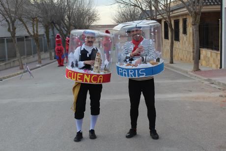 Iniesta vive un carnaval lleno de disfraces originales y muy creativos