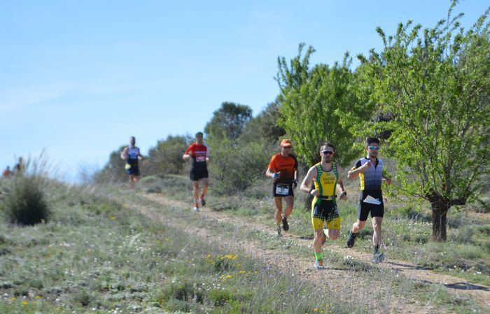 Antonio Cerezo y Laura Cristina Dumitru vencen en Villaescusa de Haro en el V Duatlón Cross del Queso en Aceite