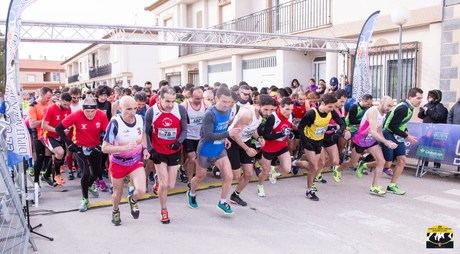 Saúl Ordoño y Gema Fernández se imponen en Casasimarro en la ventosa primera cita del XVI Circuito de Carreras Populares