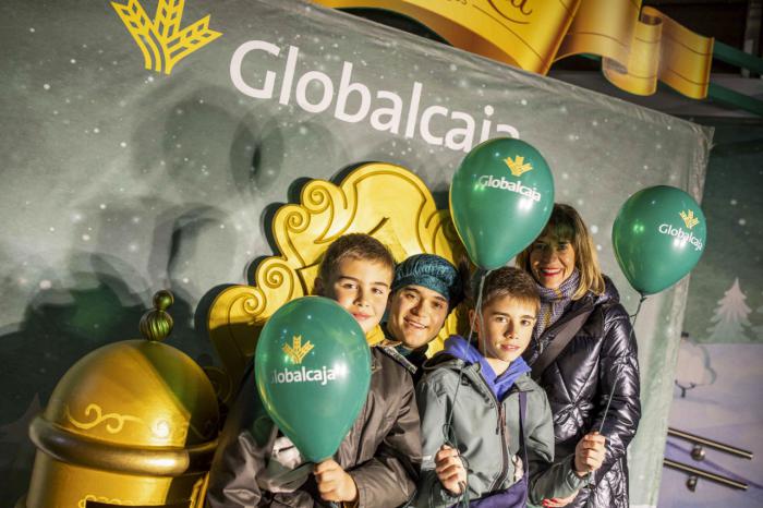 El Cartero Real de Globalcaja ha recibido la visita de cerca de 2.500 niños conquenses durante su paso por la Plaza de la Hispanidad
