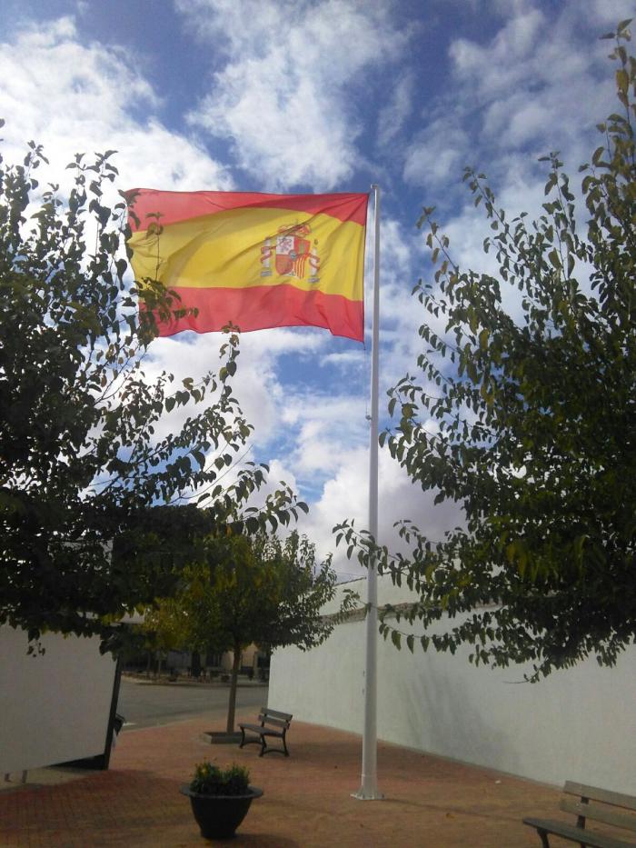 Casas de Haro rinde un emotivo homenaje a la Bandera de España y apoya la labor de los Cuerpos y Fuerzas de Seguridad del Estado