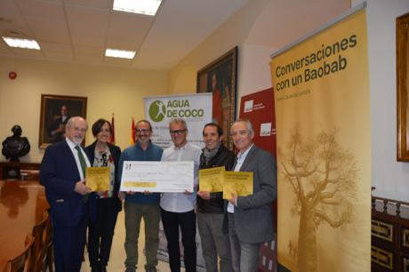 La editorial Cuarto Centenario entrega en la UCLM a la ONG Agua de Coco los beneficios de la venta del libro ‘Conversaciones con un Baobab’