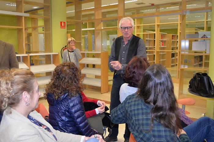 El escritor Chris Stewar mantiene un encuentro con el club de lectura de la Biblioteca Universitaria del Campus de Ciudad Real