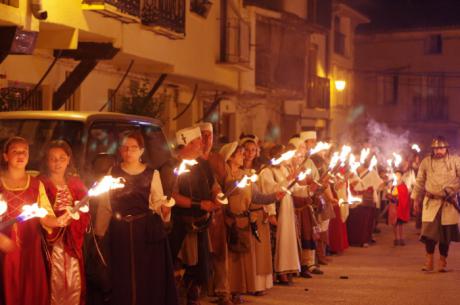 El grupo de teatro Los Alvaros y la cena medieval protagonistas ayer en La Alvarada