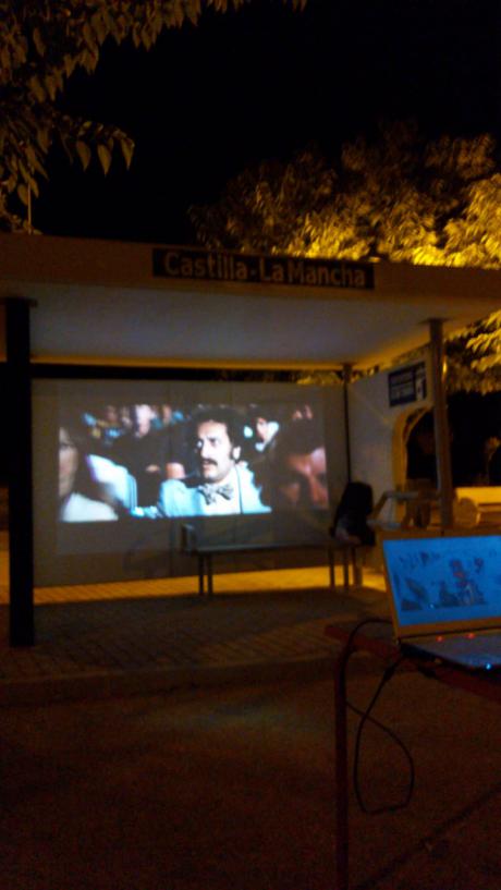 Reivindican el paso del autobús por Monreal del Llano utilizando la marquesina para proyectar cine de verano